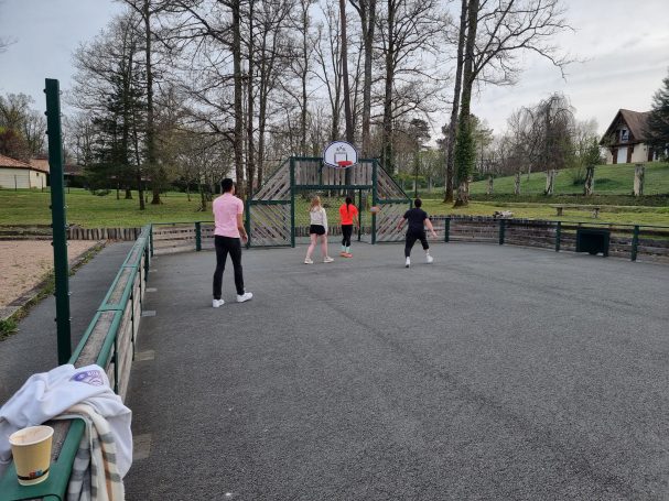 Terrains de basket, football, volley-ball, tennis et pétanque en accès libre au grand étang de Saint-Estephe